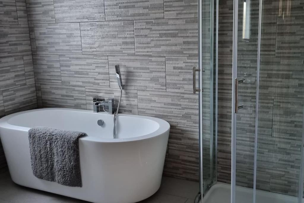 Grace'S Place With Hot Tub & Games Room Carrickfergus Luaran gambar
