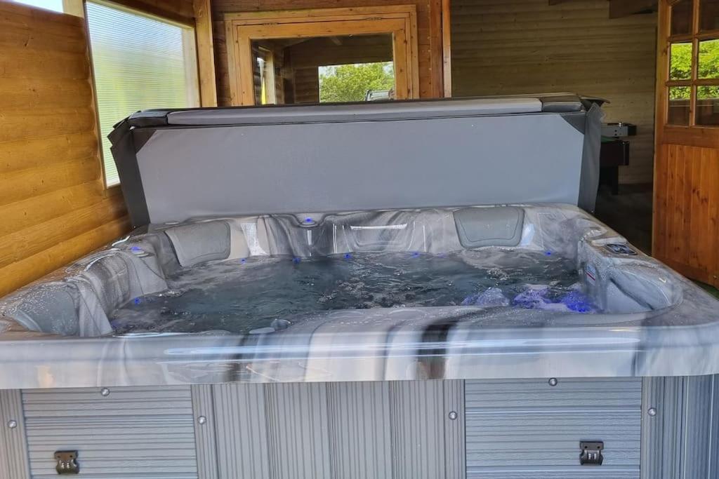 Grace'S Place With Hot Tub & Games Room Carrickfergus Luaran gambar